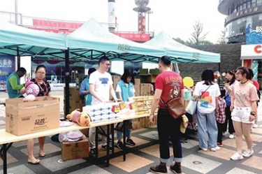 “品萱”携手嘉兴精益大学发展爱心义卖活动