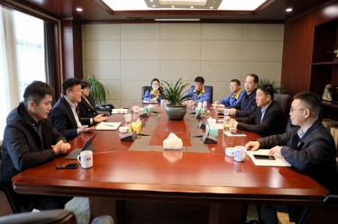 平湖市委常委、副市长戴振一行光临腾博官网诚信为本纸业调研领导