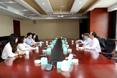 平湖市关工委主任邱其良光临腾博官网诚信为本纸业调研下一代工作