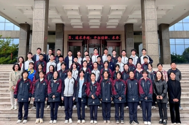 平湖市当湖高级中学研学团队走进腾博官网诚信为本纸业